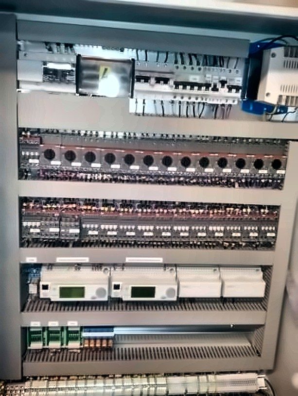 Intérieur d'armoire électrique câblée