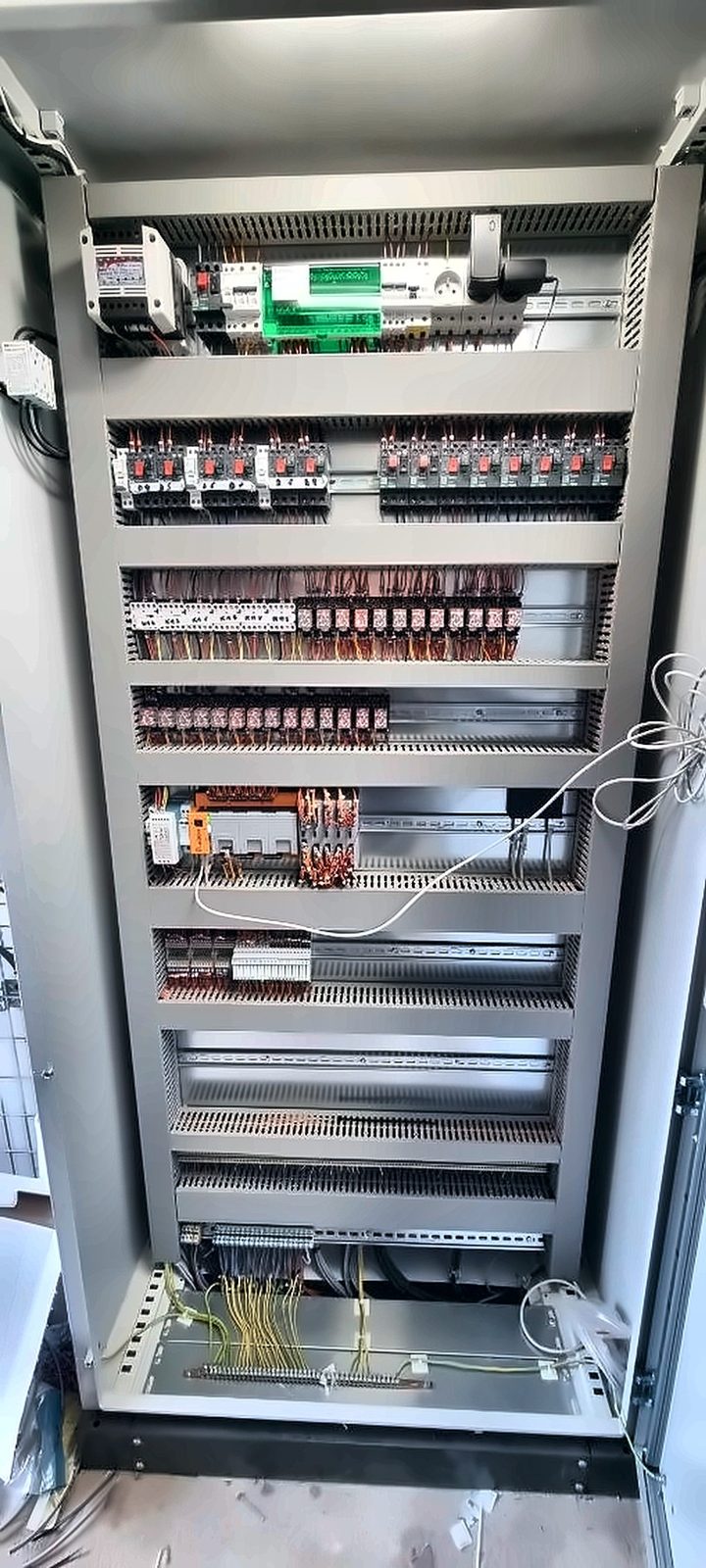 Armoire de régulation complète, porte ouverte
