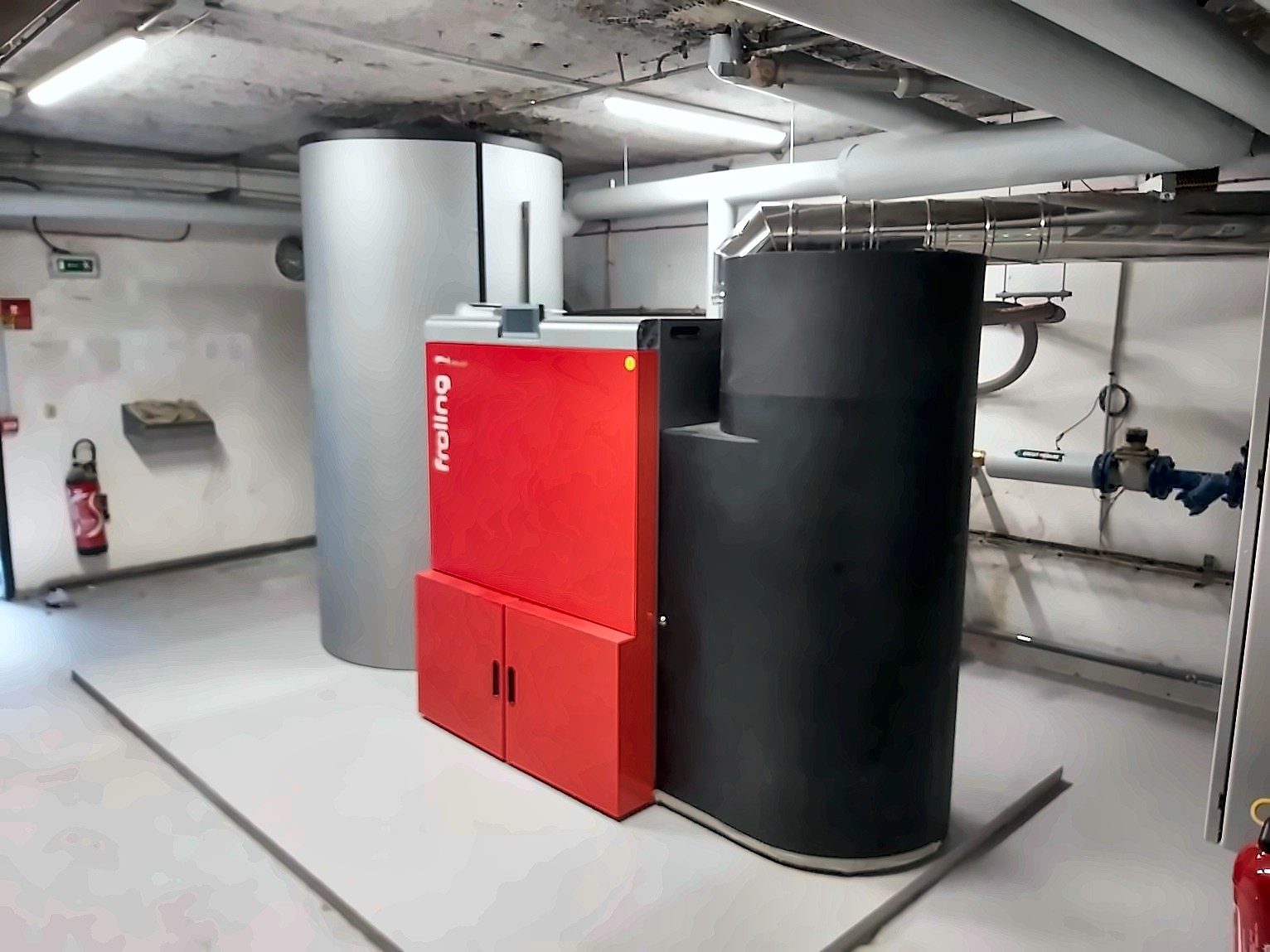 Chaudière à granulés et silo dans la chaufferie de la mairie