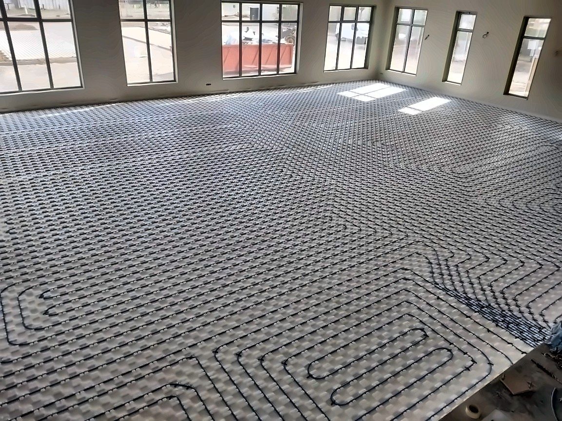 Plancher chauffant posé dans la grande salle du pôle